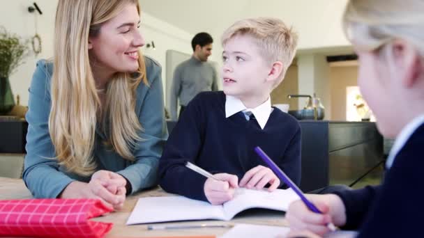 Lachende Moeder Helpen Zoon Dochter Dragen Schooluniform Met Huiswerk Als — Stockvideo