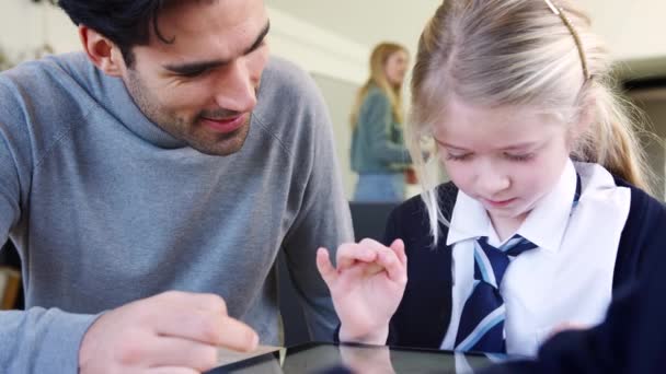 Babası Okul Üniformasını Giyip Dijital Tabletle Ilgili Ödevlerini Yaparken Evde — Stok video