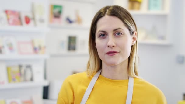 Портрет Жінки Веде Малий Бізнес Стоїть Всередині Магазину Місцевій Високій — стокове відео