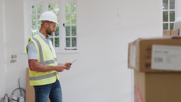 Constructeur Portant Casque Dur Avec Tablette Numérique Vérifiant Livraison Nouvelles — Video