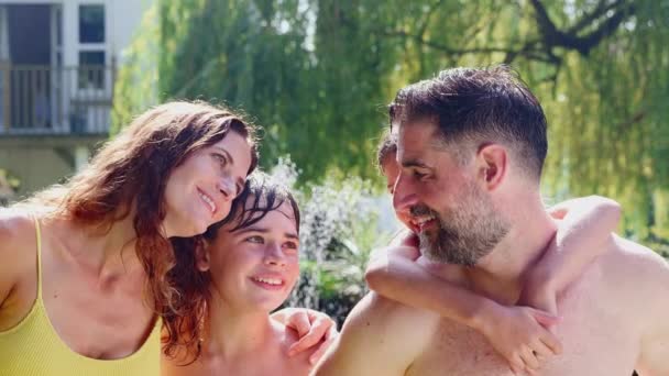 Retrato Família Vestindo Trajes Natação Divertindo Brincando Água Aspersor Jardim — Vídeo de Stock