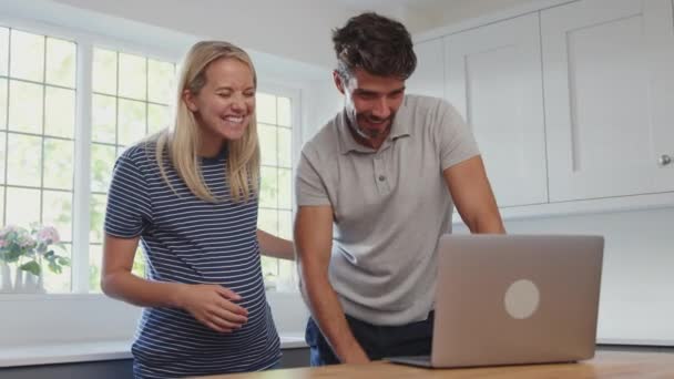 Pasangan Dengan Istri Hamil Yang Memiliki Panggilan Video Laptop Ditembak — Stok Video