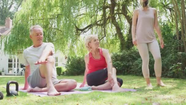 Seniorpar Der Deltager Privat Socialt Distanceret Yogaklasse Med Lærer Derhjemme – Stock-video