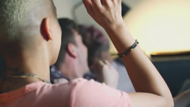 Groep Van Gay Vrienden Zitten Bank Thuis Kijken Avonds Film — Stockvideo