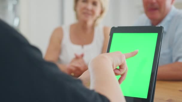 Close Sullo Schermo Bianco Del Tablet Digitale Come Coppia Pensione — Video Stock