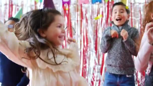 Egy Csapat Gyerek Bulizós Kalapban Ünnepel Születésnapi Partin Szalagokkal Arany — Stock videók
