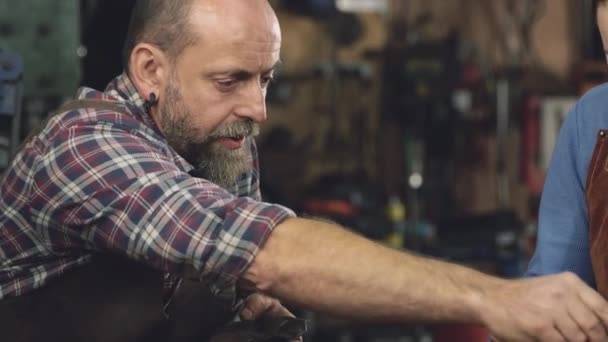 Herrero Macho Hembra Mirando Diseño Dibujo Chapa Metálica Forja Juntos — Vídeo de stock