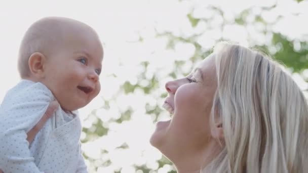 Mère Aimante Câlinant Embrassant Bébé Fille Alors Elle Tient Son — Video