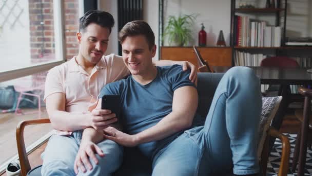 Aynı Cinsiyetten Erkek Çift Evde Yan Yana Otururken Internet Içeriğini — Stok video