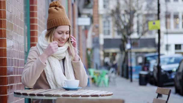 Vrouwelijke Klant Zit Buiten Coffeeshop Drukke Stad High Street Herfst — Stockvideo