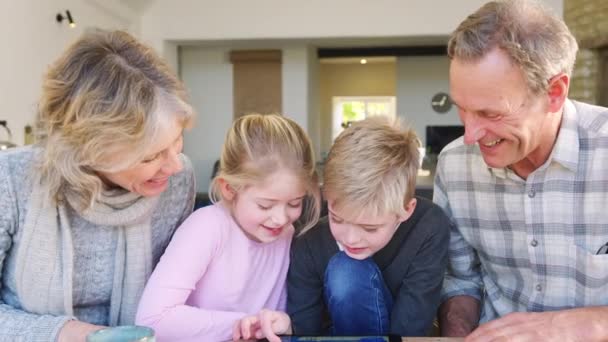 Netos Com Avós Brincando Tablet Digital Casa Juntos Filmados Câmera — Vídeo de Stock