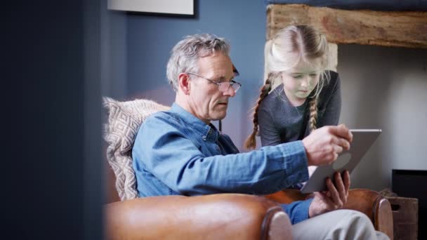 Grand Père Petite Fille Maison Assis Dans Fauteuil Utilisant Tablette — Video