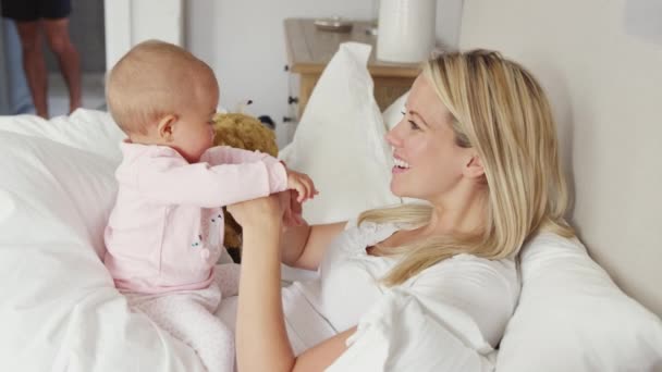 Família Com Bebê Filha Divertindo Jogando Jogos Cama Juntos Hora — Vídeo de Stock