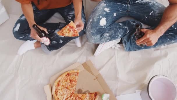 Zbliżenie Para Robi Przerwę Siedząc Ścianie Piwem Pizzą Jak Ozdobić — Wideo stockowe