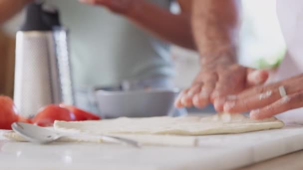 Zbliżenie Para Domu Kuchni Przygotowanie Podstawy Tarcia Sera Dolewania Domowej — Wideo stockowe