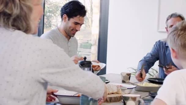 Evde Pijamalarıyla Oturmuş Torununa Ağır Çekimde Yemek Kesmesi Için Yardım — Stok video