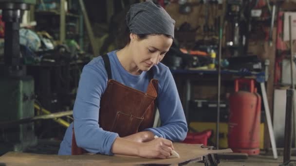 Pandai Besi Wanita Mengenakan Desain Gambar Kerudung Pada Lembaran Logam — Stok Video