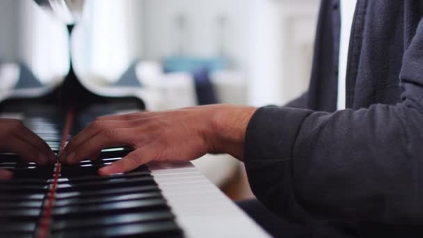 남자가 그랜드 피아노 동작으로 집에서 모습을 — 비디오