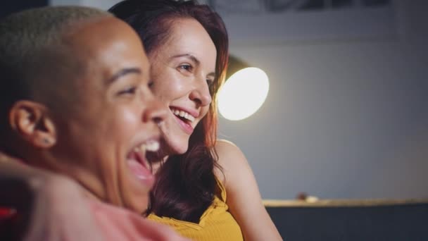 Loving Hetzelfde Geslacht Vrouwelijk Paar Zitten Bank Thuis Knuffelen Lachen — Stockvideo