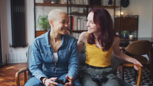 Pasangan Perempuan Yang Sama Duduk Sofa Rumah Bermain Game Komputer — Stok Video