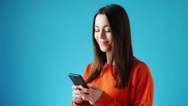 Célébration Jeune Femme Avec Téléphone Portable Gagnant Prix Douché Confettis — Video