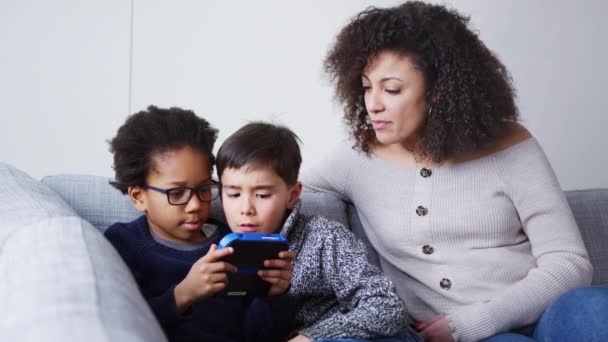 Anne Oğul Evlerinde Kanepede Oturup Bilgisayar Oyunu Oynuyorlar Evde Bilgisayarı — Stok video