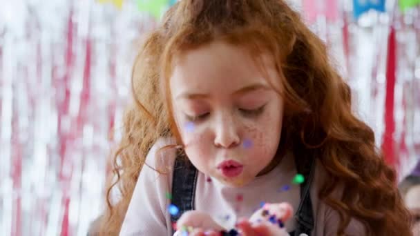 Dziewczyna Kapeluszu Party Świętuje Przyjęciu Urodzinowym Dmuchając Garść Złote Konfetti — Wideo stockowe