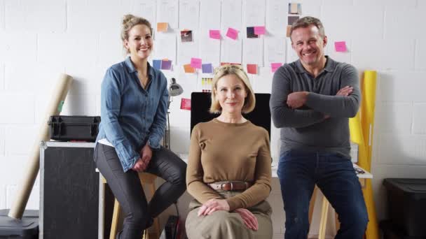 Porträtt Team Som Driver Kreativa Företag Studio Står Vid Skrivbordet — Stockvideo