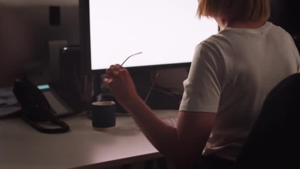Dojrzałe Businesswoman Pomocą Komputera Siedzi Przy Biurku Biurze Pracuje Późna — Wideo stockowe
