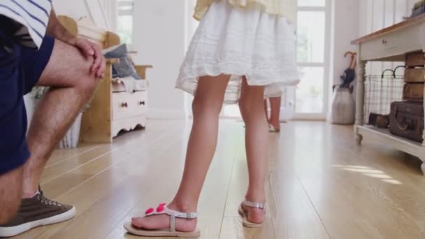 Ojciec Pomaga Córce Zapiąć Buty Gdy Rodzina Opuszcza Dom Dzień — Wideo stockowe