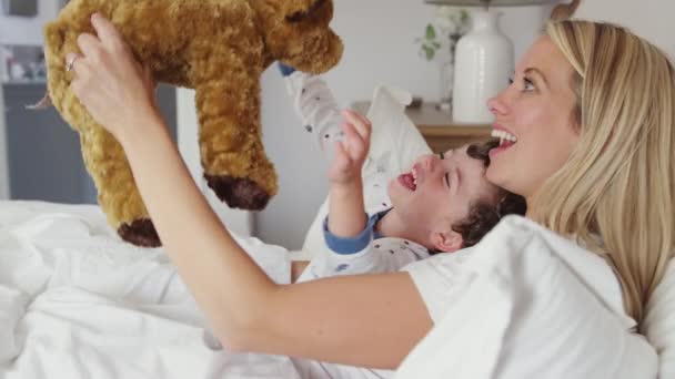 Мати Спальні Молодим Сином Піжамах Грає Іграшковим Собакою Знімок Повільному — стокове відео
