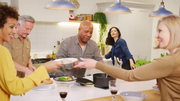 Grupo Amigos Maduros Que Encontram Casa Servindo Comida Cozinha Juntos — Vídeo de Stock