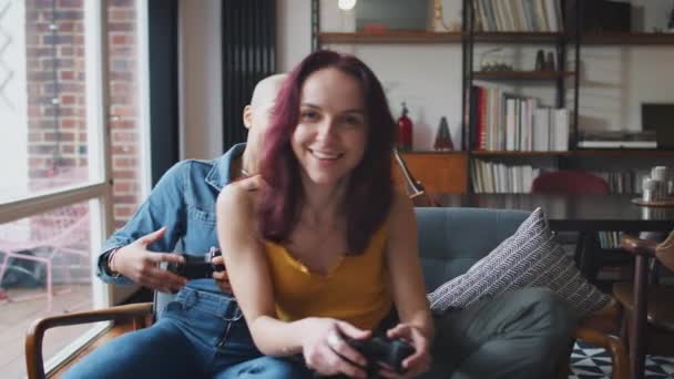 Ugyanaz Szex Női Pár Kanapén Otthon Játszik Számítógépes Játék Együtt — Stock videók
