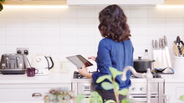 Donna Matura Casa Cucina Guardando Tablet Digitale Bollitore Bollente Bevanda — Video Stock