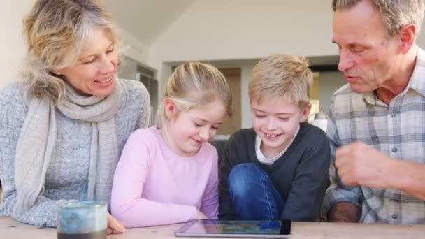 Enkelkinder Mit Großeltern Spielen Hause Gemeinsam Digitalen Tablet Gedreht Zeitlupe — Stockvideo