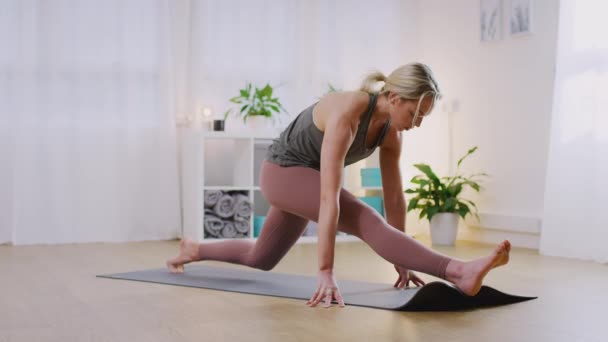 Perempuan Studio Yoga Berdiri Atas Tikar Latihan Dan Peregangan Ditembak — Stok Video