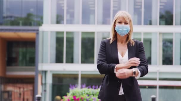 Portret Dojrzałej Bizneswoman Noszącej Twarz Stojącej Przed Budynkiem Biurowym Składanych — Wideo stockowe