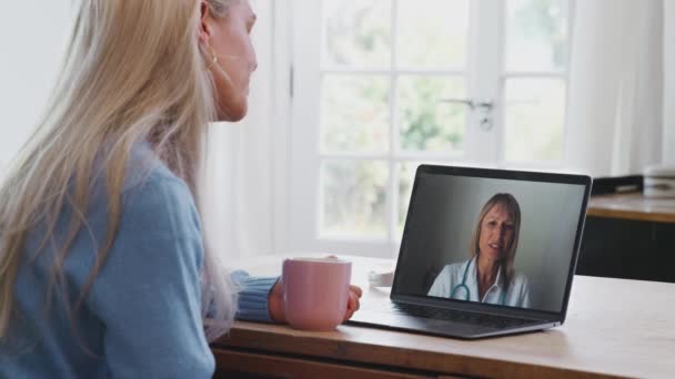 Vrouw Thuis Met Online Medisch Consult Met Vrouwelijke Arts Laptop — Stockvideo