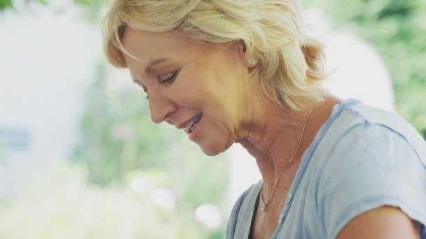 Close Van Senior Vrouw Planten Planten Planten Houten Tuin Plantenbak — Stockvideo