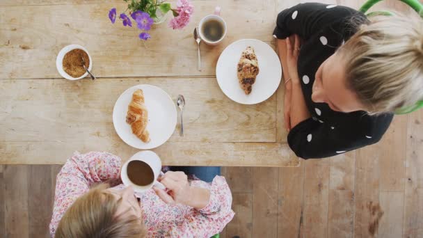 Overhead View Two Female Friends Coffee Shop Meeting Socially Distanced — Stockvideo