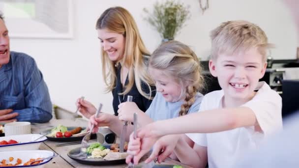 Mehrgenerationenfamilie Sitzt Hause Pyjama Tisch Und Genießt Gemeinsam Den Brunch — Stockvideo