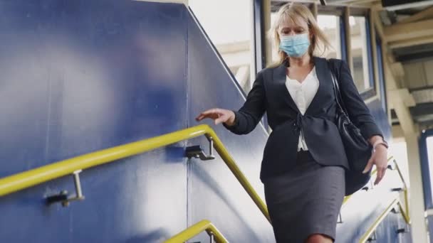 Mulher Negócios Madura Usando Máscara Facial Descendo Escadas Estação Ferroviária — Vídeo de Stock