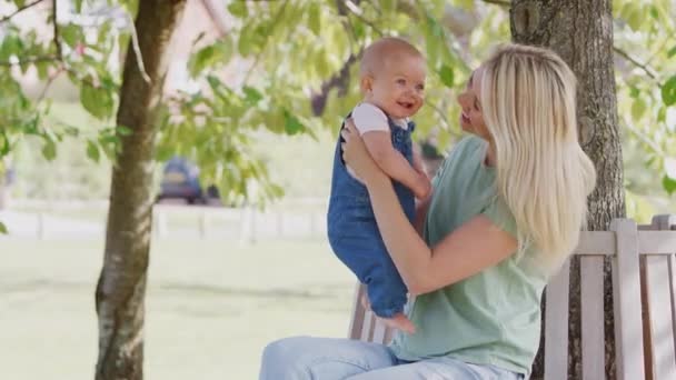 Mãe Amorosa Com Filha Bebê Sentada Assento Debaixo Árvore Parque — Vídeo de Stock