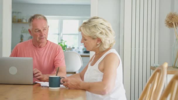 Realice Toma Enfoque Pareja Jubilada Casa Cocina Utilizando Ordenador Portátil — Vídeo de stock