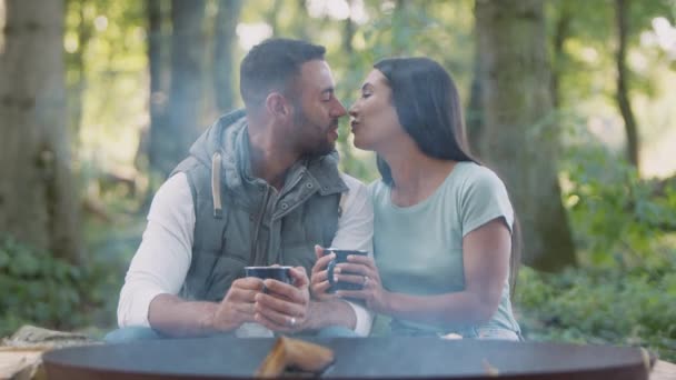 Romantisches Paar Campiert Auf Dem Land Lagerfeuer Feuerschale Mit Heißen — Stockvideo