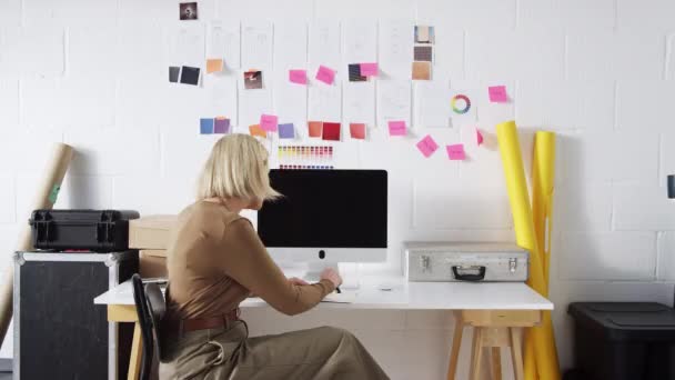 Δύο Γυναίκες Κάνουν Δημιουργικές Δουλειές Στο Στούντιο Κάθονται Στο Γραφείο — Αρχείο Βίντεο