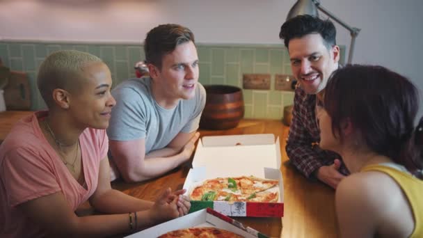 男性と女性同じセックスカップルミーティングで自宅と食べる持ち帰りピザ一緒に 遅いですムービーで撮影 — ストック動画