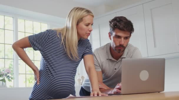 Paar Mit Schwangere Frau Hause Kauft Online Laptop Produkte Oder — Stockvideo