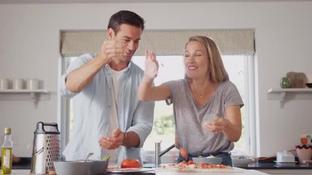 Pareja Casa Cocina Con Hombre Haciendo Como Lío Con Ingredientes — Vídeos de Stock