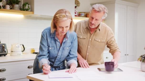 Pareja Madura Revisando Las Finanzas Nacionales Las Inversiones Cocina Casa — Vídeo de stock